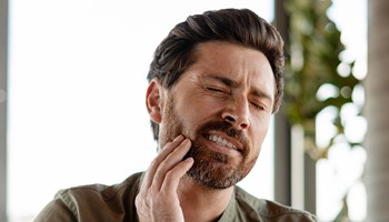 Mulher com dor de dentes – Problemas na Boca