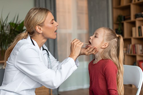 Consulta médica para garganta inflamada em crianças