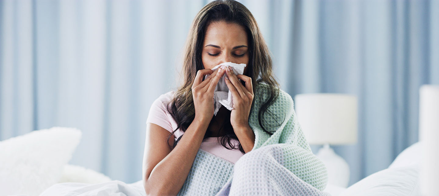 Mulher a espirrar - Constipações